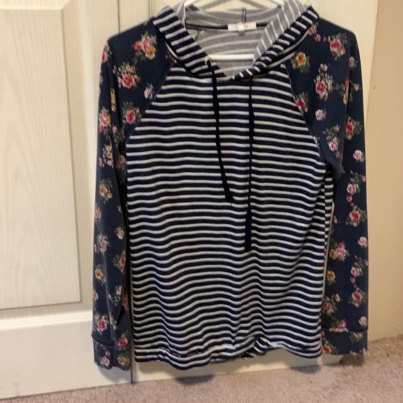 long sleeve shirt with hood - Picture 1 of 3